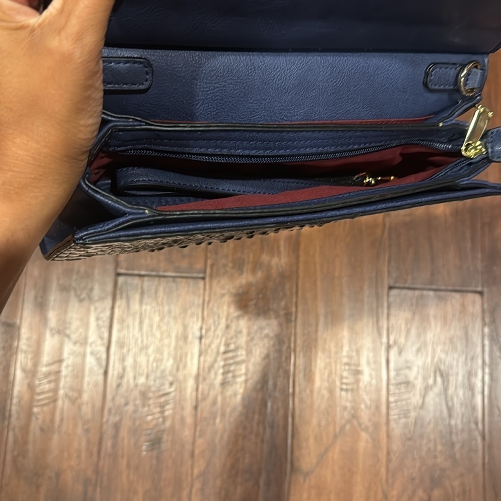 Elegant Blue Crocodile-Embossed Women's Bag Lined with Red - Picture 9 of 12